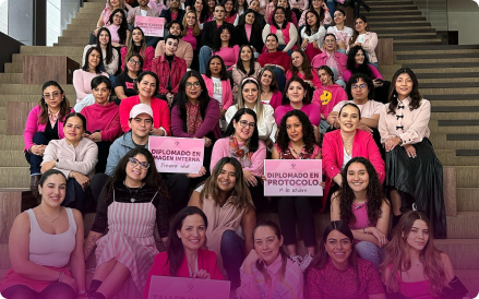 Grupo de personas vestidas de rosa